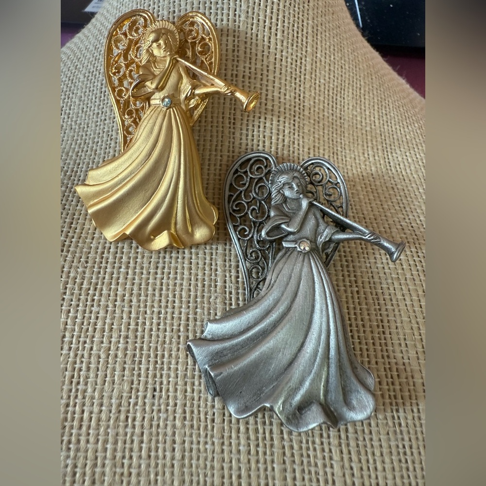 2 VTG Signed JJ Jonette Angel Pin Brooches Trumpet Filigree Wings Gold‎ Silver